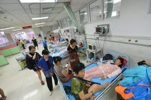 遼寧6人遭雷擊3人骨折 居民稱:雷電擊碎玻璃