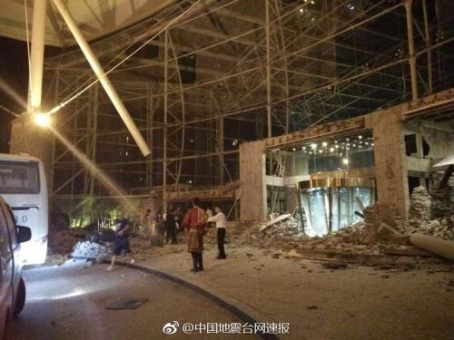 據(jù)中國(guó)地震臺(tái)網(wǎng)正式測(cè)定，8月8日21時(shí)19分在四川阿壩州九寨溝縣(北緯33.20度，東經(jīng)103.82度)發(fā)生7.0級(jí)地震，震源深度20千米。圖為九寨溝某酒店地震現(xiàn)場(chǎng)。圖片來(lái)源：中國(guó)地震臺(tái)網(wǎng)速報(bào)