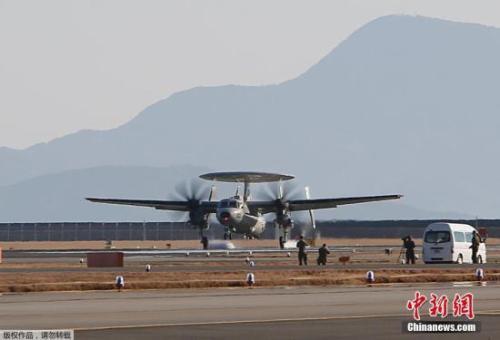 資料圖：當?shù)貢r間2月2日，5架來自美國的E-2D新型預(yù)警機抵達美國海軍陸戰(zhàn)隊駐日本巖國市的航空基地，替代目前部署在那里、仍然使用E-2C型預(yù)警機的第115中隊。這也是這種新型預(yù)警機首次被部署到亞洲地區(qū)。