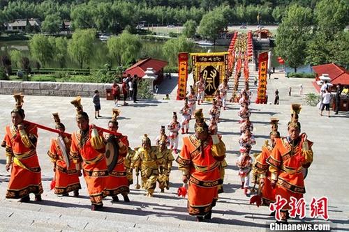 8月10日，丁酉年兩岸千名青年黃陵祭祖典禮在陜西黃帝陵舉行。來自臺灣的青年學(xué)生、基層青年民意代表及陜西高校的青年學(xué)生等千余人齊聚黃帝陵，祭拜人文初祖軒轅黃帝。<a target='_blank' href='http://www.chinanews.com/'>中新社</a>記者 田進(jìn) 攝