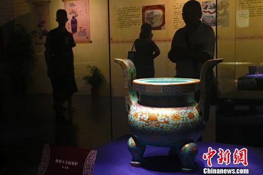 “明韻清風(fēng)——景德鎮(zhèn)窯皇家瓷器藝術(shù)展”10日在安徽合肥開展。此次展覽共展出130余件(套)明清時期景德鎮(zhèn)窯瓷器。　張強 攝