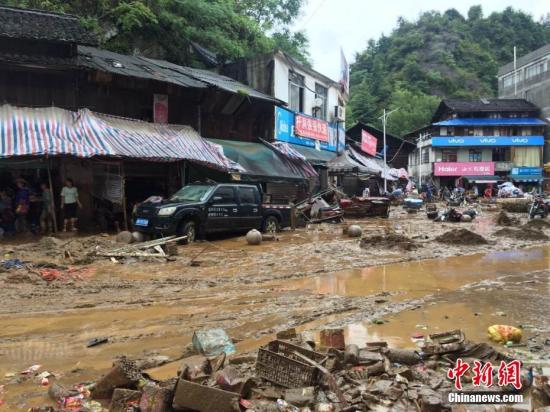 8月12日7時(shí)許，受強(qiáng)降雨影響，廣西柳州市融水苗族自治縣桿洞鄉(xiāng)桿洞村河段水位暴漲，超警戒水位0.97米洪水。洪水來(lái)勢(shì)洶洶，涌入當(dāng)?shù)卣诮值?，?dǎo)致部分商鋪、住房被淹，一些未來(lái)得及轉(zhuǎn)移車輛被沖走。據(jù)融水官方介紹，當(dāng)天7時(shí)許，桿洞村河段水位上漲至491米，僅僅十分鐘后暴漲至492.3米(警戒水位492米)。山洪暴發(fā)后，當(dāng)?shù)厮蛔罡邼q至492.97米。由于洪水來(lái)得突然，許多受災(zāi)戶來(lái)不及搬離東西，街上多輛汽車被洪水沖走。7時(shí)35分，當(dāng)?shù)卣畣?dòng)緊急預(yù)案、成立抗洪救災(zāi)組，迅速組織沿河群眾撤離，至7時(shí)50分左右已全部安全撤離，暫無(wú)人員傷亡報(bào)告。目前，該鄉(xiāng)仍有零星小雨，河水水位已回落至警戒水位以內(nèi)，當(dāng)...