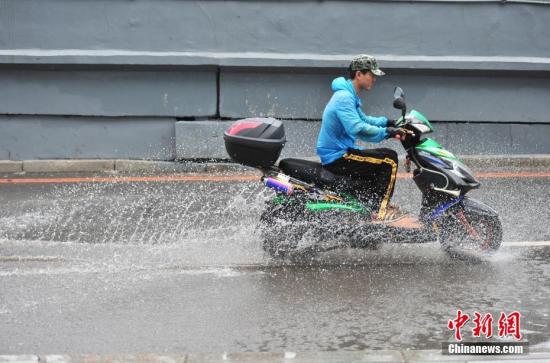 8月17日，遼寧沈陽，市民在雨中出行。<a target='_blank' href='http://www.chinanews.com/'>中新社</a>記者 于海洋 攝