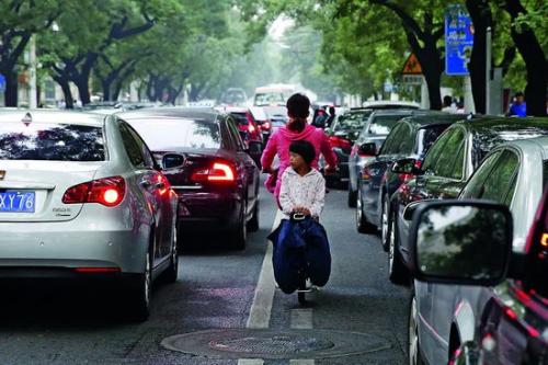 上下班高峰路段，北京的道路時常出現(xiàn)擁堵。攝影/中國新聞周刊記者 韓海丹