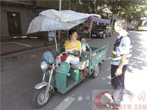 年輕母親邊開三輪邊喂奶 交警沒罰款還一路護(hù)送