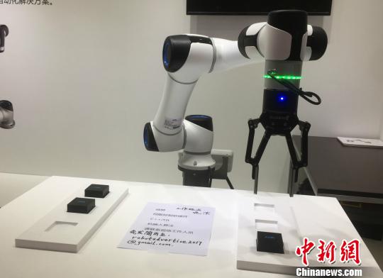 本屆展會(huì)上，“人機(jī)協(xié)作”成為熱點(diǎn)之一。圖為HRG自主研發(fā)的輕型柔性機(jī)械臂首次亮相。與傳統(tǒng)機(jī)械臂的“大個(gè)子”不同，這款新型機(jī)器臂小巧靈活，能與人一起工作，一旦接觸到人，會(huì)立即自動(dòng)停止，保障工作者的安全?！≡?攝