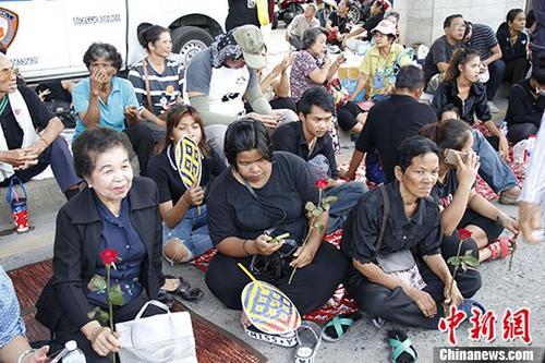 8月25日，逾千名支持者聚集在泰國最高法院外圍馬路高架橋下聲援前總理英拉。 <a target='_blank' href='http://www.chinanews.com/'>中新社</a>記者 王國安 攝