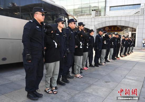 8月29日，在長春火車站，10名電信詐騙犯罪嫌疑人被長春警方從緬甸經(jīng)云南押解回國。據(jù)悉，這十名犯罪嫌疑人自2013年1月開始作案235起，跨24個(gè)省、自治區(qū)、直轄市，涉案金額360萬元人民幣。 中新社記者 張瑤 攝