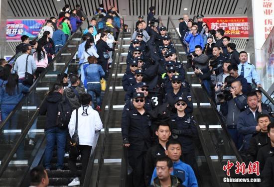 8月29日，在長春火車站，10名電信詐騙犯罪嫌疑人被長春警方從緬甸經(jīng)云南押解回國。據(jù)悉，這十名犯罪嫌疑人自2013年1月開始作案235起，跨24個(gè)省、自治區(qū)、直轄市，涉案金額360萬元人民幣。 中新社記者 張瑤 攝