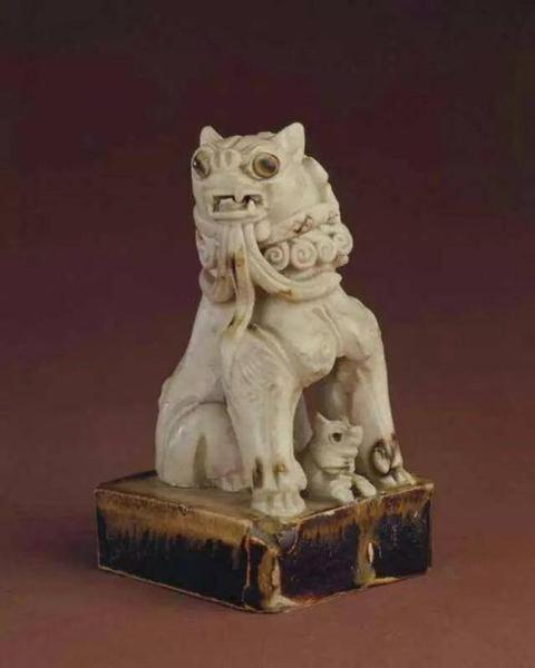邢窯白釉點(diǎn)彩子母獅塑像，唐