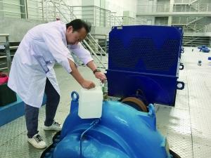 檢測人員在通州水廠配水泵房取水樣。圖片來源：北京晨報