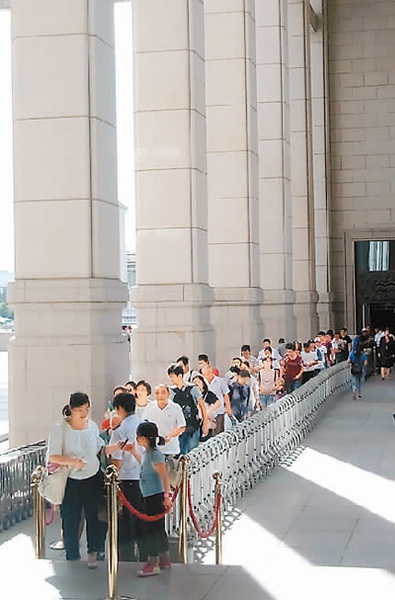 8月25日14時，國博門前依舊排著長隊