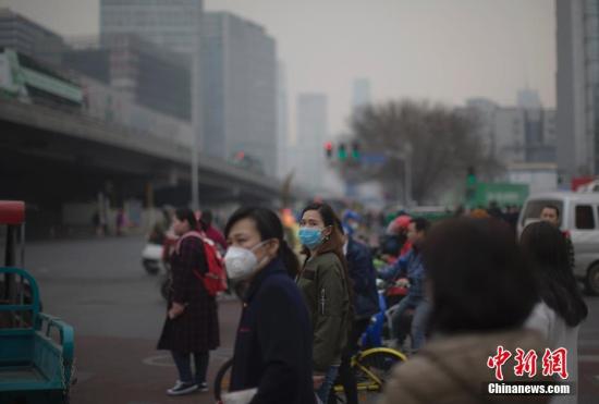 資料圖：北京市民在霧霾中出行。<a target='_blank' href='http://www.chinanews.com/'>中新社</a>記者 劉關(guān)關(guān) 攝