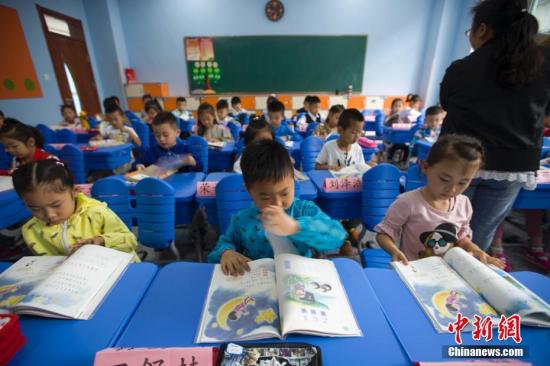 小學(xué)課堂。 張?jiān)?攝