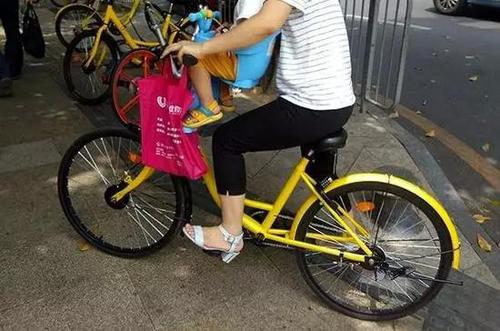 共享單車兒童座椅熱賣 家長購后評(píng)論:孩子頭磕大包