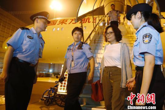 9月19日晚，閔某搭乘東航MU588次航班抵上海。　殷立勤 攝