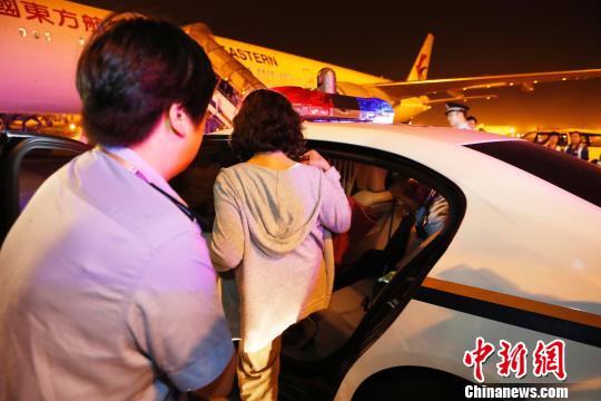9月19日晚，閔某搭乘東航MU588次航班抵上海?！∫罅⑶?攝