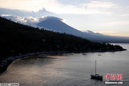 自8月以來，巴厘島阿貢火山地殼活動(dòng)持續(xù)增強(qiáng)，很可能在沉寂50多年后再度噴發(fā)。阿貢火山噴發(fā)周期約為50年，最近一次強(qiáng)烈噴發(fā)發(fā)生于1963年，造成約1100人死亡。圖為阿貢火山。