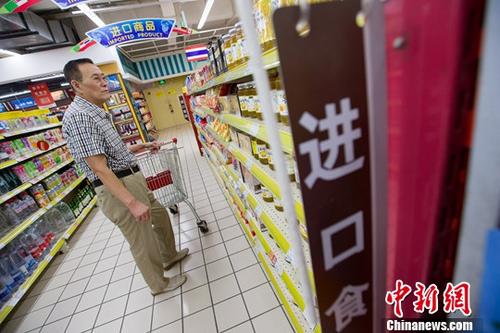 8月8日，山西太原，民眾在超市挑選進口商品。2017年中國外貿(mào)“下半場”開局良好。當日，中國海關(guān)總署公布的最新數(shù)據(jù)顯示，7月中國進出口總值2.32萬億元（人民幣，下同），同比增長12.7%。其中出口增長11.2%，進口增長14.7%；貿(mào)易順差擴大1.4%。<a target='_blank' href='http://www.chinanews.com/'>中新社</a>記者 張云 攝