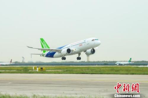 9月28日上午，C919大型客機(jī)10101架機(jī)在上海浦東機(jī)場完成一架次檢飛任務(wù)。　中國商飛公司 攝