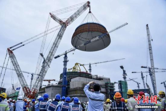 資料圖：5月25日下午5時(shí)58分，中國(guó)自主三代核電“華龍一號(hào)”全球首堆示范工程——中核集團(tuán)福清核電5號(hào)機(jī)組穹頂?shù)跹b成功。<a target='_blank' href='http://www.chinanews.com/'>中新社</a>發(fā) 鐘鷹 攝