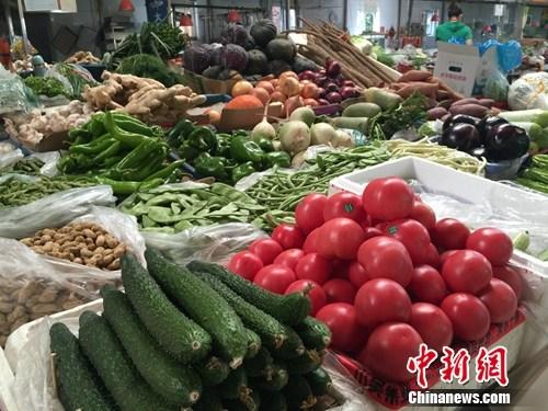 資料圖：菜市場(chǎng)各種蔬菜。<a target='_blank' href='http://www.chinanews.com/' >中新網(wǎng)</a> 種卿 攝