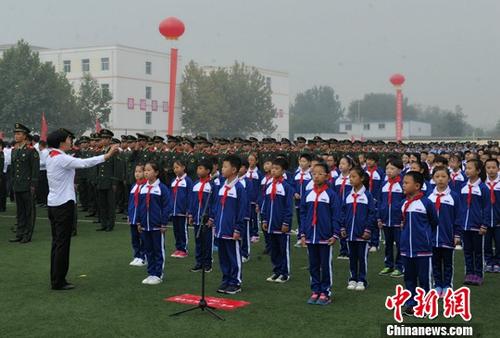 10月1日9時(shí)許，伴隨著雄壯的國(guó)歌，鮮艷的五星紅旗在雄安新區(qū)容城縣容城中學(xué)操場(chǎng)升起。這是雄安新區(qū)設(shè)立之后，首次舉行慶祝國(guó)慶“升國(guó)旗、唱國(guó)歌”儀式。圖為合唱《歌唱祖國(guó)》等曲目。<a target='_blank' href='http://www.chinanews.com/'>中新社</a>記者 韓冰 攝