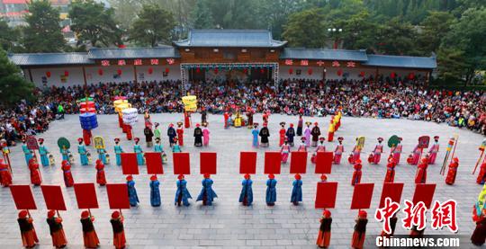 2017年的“國慶中秋”假日，兩節(jié)的疊加效應(yīng)，超長的假日時(shí)間，高速免費(fèi)通行的政策，促使人們出游熱情高漲?！〕声i 攝