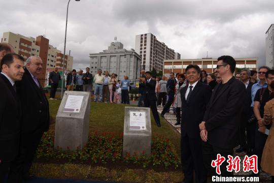 中國(guó)僑網(wǎng)圖為中國(guó)駐巴西大使李金章（右二）和巴西庫(kù)里蒂巴市市長(zhǎng)拉斐爾·格雷卡（左二）等為“中國(guó)廣場(chǎng)”揭幕。　莫成雄　攝