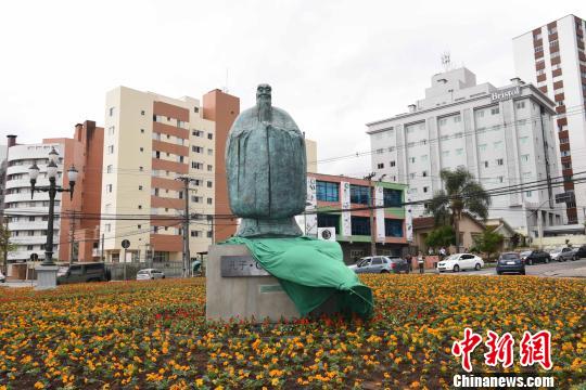 圖為中國(guó)美術(shù)館館長(zhǎng)吳為山教授創(chuàng)作的孔子青銅雕像同時(shí)在“中國(guó)廣場(chǎng)”落成?！∧尚?攝