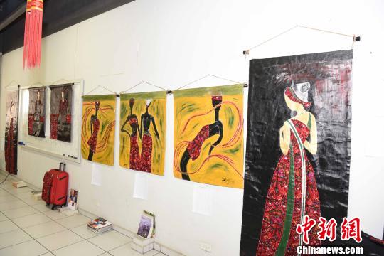 圖為“多彩貴州南美書畫展”繪畫作品?！∧尚?攝