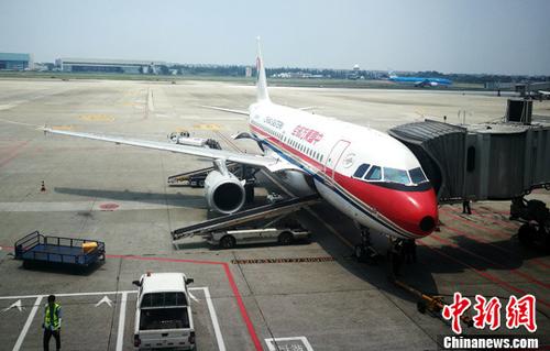 資料圖：停機(jī)坪上正在上客的客機(jī)。 <a target='_blank' href='http://www.chinanews.com/'>中新社</a>記者 劉忠俊 攝