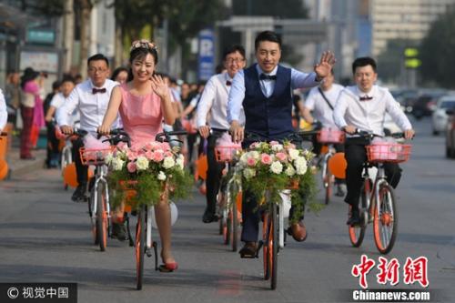 2017年9月9日，沈陽，共享單車編隊(duì)迎娶新娘，別樣婚禮吸引路人眼球。圖片來源：視覺中國