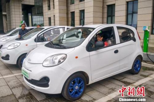 圖為市民體驗共享汽車。　趙琳露 攝