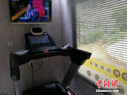 今年誕生的共享運(yùn)動倉內(nèi)安裝有跑步機(jī)、電視等設(shè)施 。<a target='_blank' href='http://www.chinanews.com/' >中新網(wǎng)</a>記者 張尼 攝