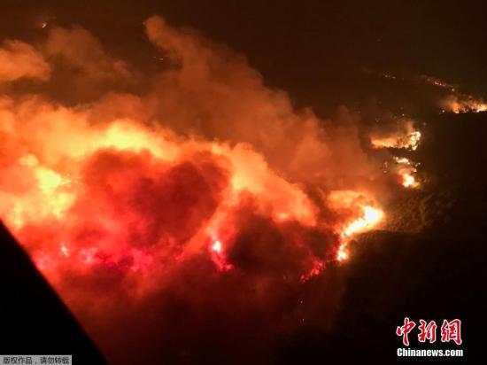 從空中航拍的美國(guó)加州山火現(xiàn)場(chǎng)。
