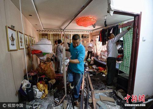 某地街道辦事處聯(lián)合物業(yè)、社區(qū)、警務(wù)、業(yè)委會(huì)，共同“盯防”整治拆除群租房。圖片來(lái)源：視覺(jué)中國(guó)