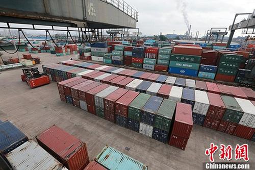 資料圖：集裝箱碼頭堆場(chǎng)，工人正在作業(yè)。 <a target='_blank' href='http://www.chinanews.com/'>中新社</a>記者 曾開(kāi)宏 攝