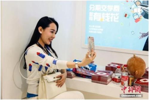 隨著移動互聯(lián)網(wǎng)的發(fā)展，各類游戲、旅游、購物等戶外戶內(nèi)的移動直播近五年蓬勃發(fā)展。圖為一名女主播用手機在一家直播平臺上做現(xiàn)場直播。<a target='_blank' href='http://www.chinanews.com/'>中新社</a>記者 張浩 攝