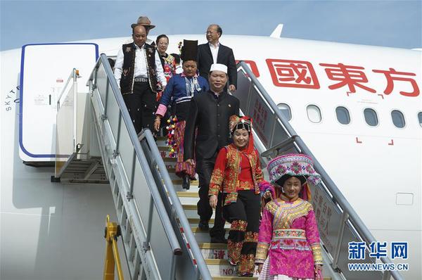 10月16日，來自云南省的黨的十九大代表乘飛機抵達首都國際機場。