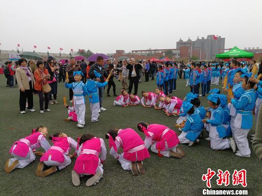 中國僑網(wǎng)海外華校校董紛紛在山西河津中學(xué)的特色教學(xué)展示項目“國學(xué)經(jīng)典誦讀”展示區(qū)駐足?！罱苡ⅰz