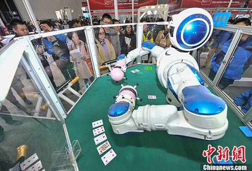 可以玩撲克牌的雙臂機器人吸引眾多參觀者。 <a target='_blank' href='http://www.chinanews.com/'>中新社</a>記者 張暢 攝