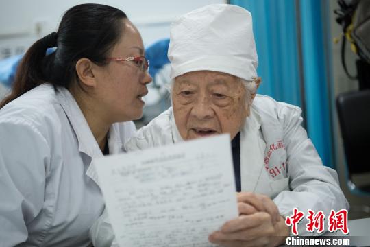 問診時，她的助手王利花趴在于載畿耳朵旁當“傳聲筒”，書寫病歷時，于載畿用尺子比著?！∥淇〗?攝