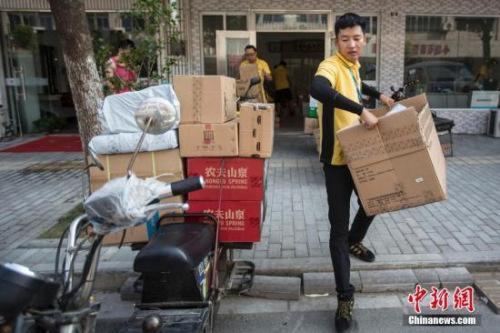 2016年7月，南京一名快遞員在高溫天氣送貨。<a target='_blank' href='http://www.chinanews.com/'>中新社</a>記者 泱波 攝