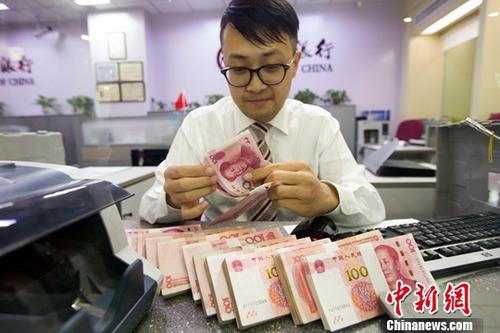 10月9日，來自中國外匯交易中心的數(shù)據(jù)顯示，人民幣對(duì)美元匯率中間價(jià)報(bào)6.6493，較前一交易日下跌124個(gè)基點(diǎn)，這也是連續(xù)6日下調(diào)。圖為7日，山西太原，銀行工作人員清點(diǎn)貨幣。<a target='_blank' href='http://www.chinanews.com/'>中新社</a>記者 張?jiān)?攝