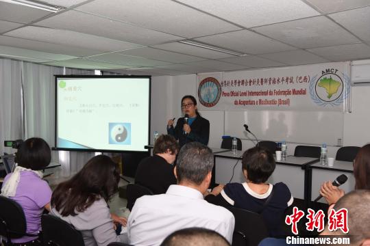圖為中國中醫(yī)科學(xué)院針灸研究所主任醫(yī)師楊金洪作專題講座?！∧尚?攝