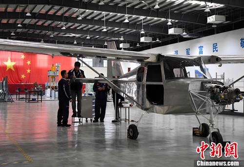 圖為福建野馬飛機(jī)制造有限公司工人正在車間裝配飛機(jī)部件。(資料圖片) <a target='_blank' href='http://www.chinanews.com/'>中新社</a>記者 張斌 攝