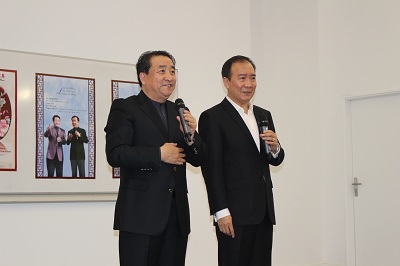 姜昆、戴志誠合說相聲《樂在其中》。