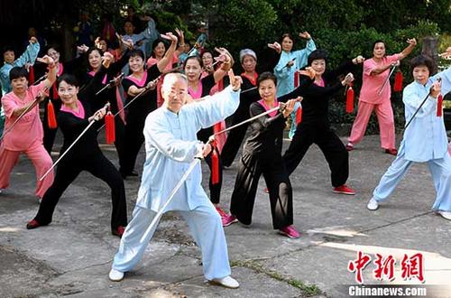 10月25日，福建老年人武術(shù)展演迎重陽(yáng)節(jié)。 <a target='_blank' href='http://www.chinanews.com/'>中新社</a>記者 劉可耕 攝