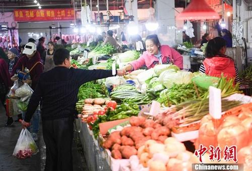 資料圖：重慶一農(nóng)貿(mào)市場內(nèi)菜商正在忙碌賣菜。<a target='_blank' href='http://www.chinanews.com/'>中新社</a>記者 陳超 攝